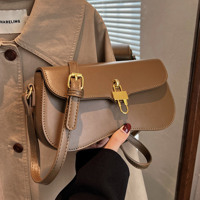 Kézitáska fém medállal