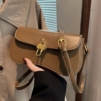 Kézitáska fém medállal