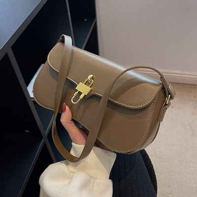 Kézitáska fém medállal