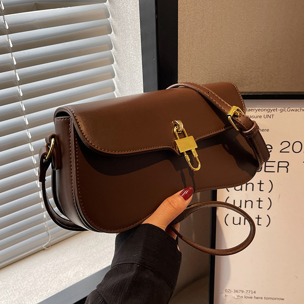 Kézitáska fém medállal