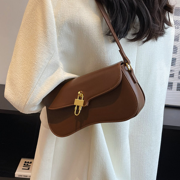 Kézitáska fém medállal