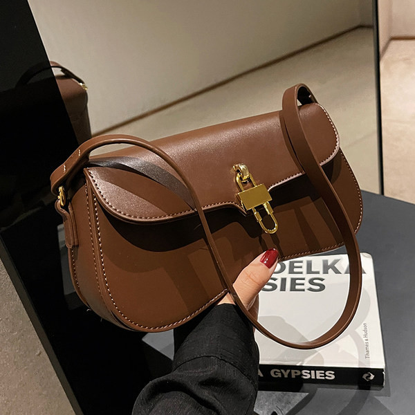 Kézitáska fém medállal