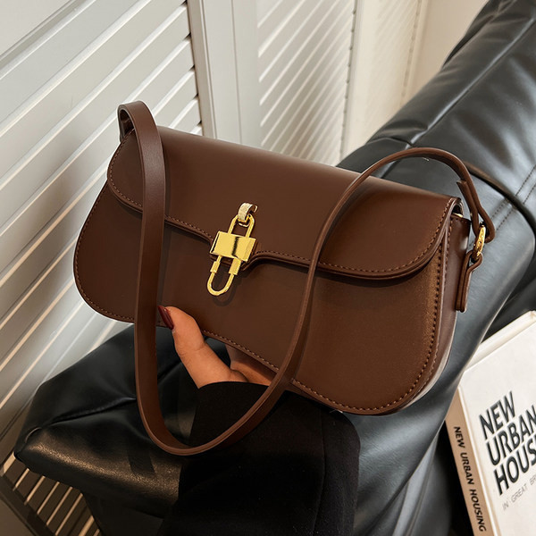 Kézitáska fém medállal