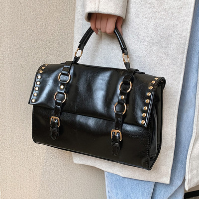 Moderna rokassomiņa ar metāla riņķiem - melnā un brūnā krāsā