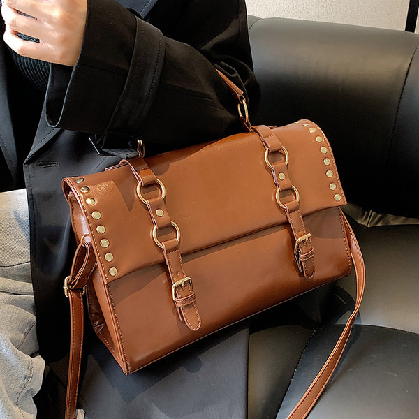 Moderna rokassomiņa ar metāla riņķiem - melnā un brūnā krāsā