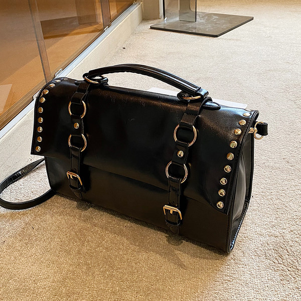 Moderna rokassomiņa ar metāla riņķiem - melnā un brūnā krāsā