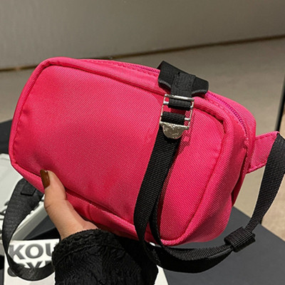 Ženska tekstilna torba sa natpisom i kopčanjem na patent