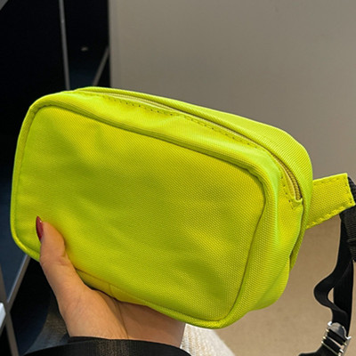 Ženska tekstilna torba sa natpisom i kopčanjem na patent