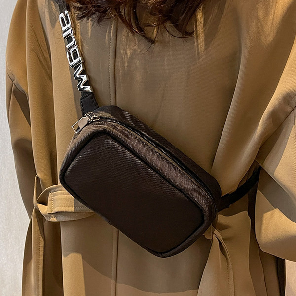 Ženska tekstilna torba sa natpisom i kopčanjem na patent