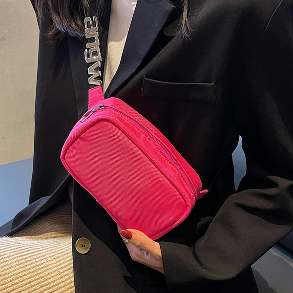 Ženska tekstilna torba sa natpisom i kopčanjem na patent