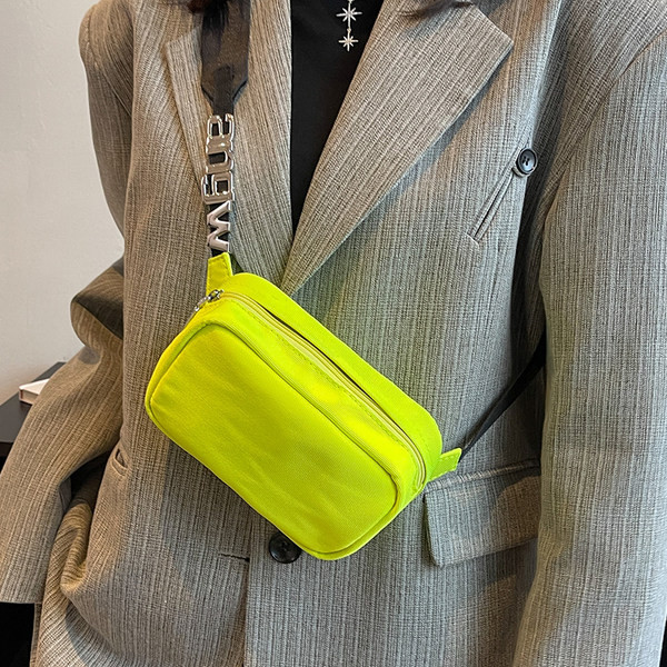 Ženska tekstilna torba sa natpisom i kopčanjem na patent