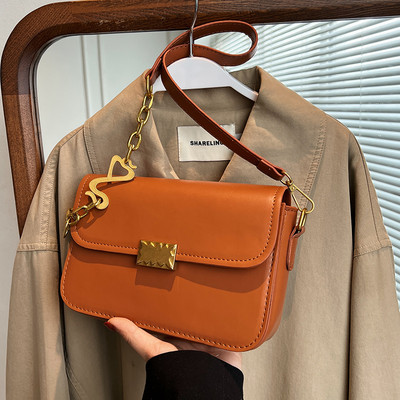 Rokassomiņa ar - metāla rokturi