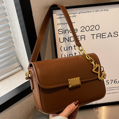 Rokassomiņa ar - metāla rokturi