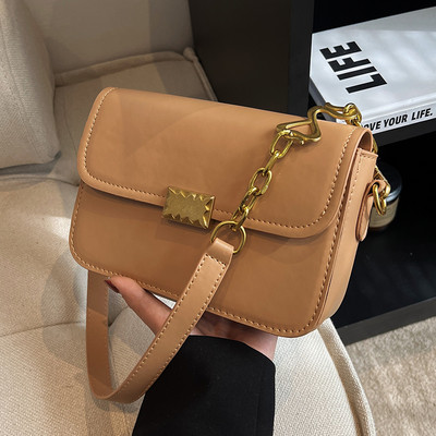 Rokassomiņa ar - metāla rokturi