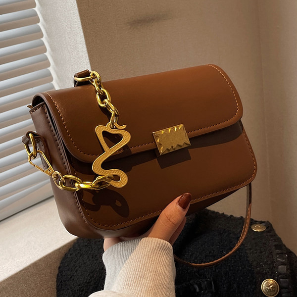 Rokassomiņa ar - metāla rokturi