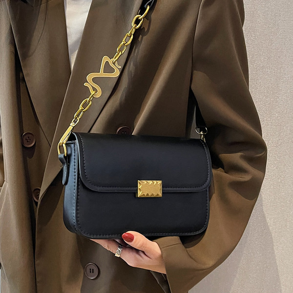 Rokassomiņa ar - metāla rokturi