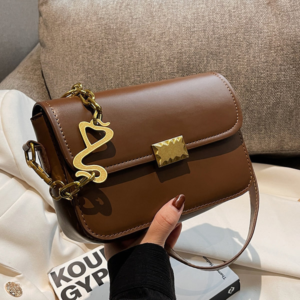 Rokassomiņa ar - metāla rokturi