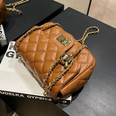 Eleganta sieviešu soma ar metāla rokturi