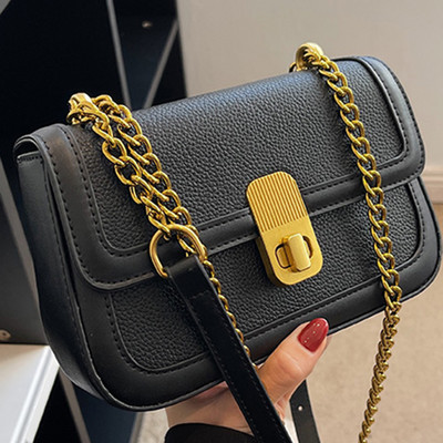 Bőr kézitáska fém lánccal