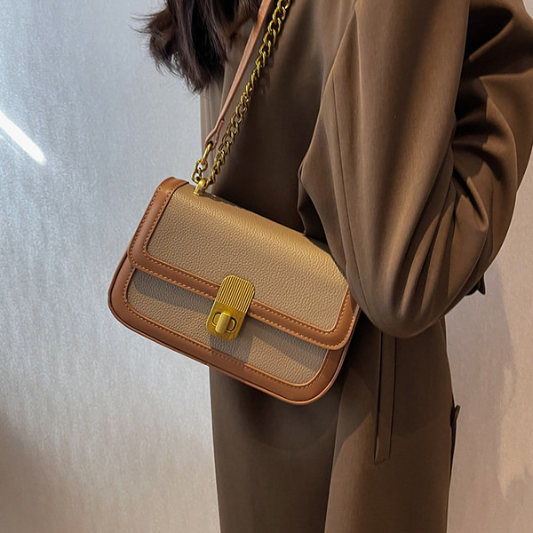 Bőr kézitáska fém lánccal