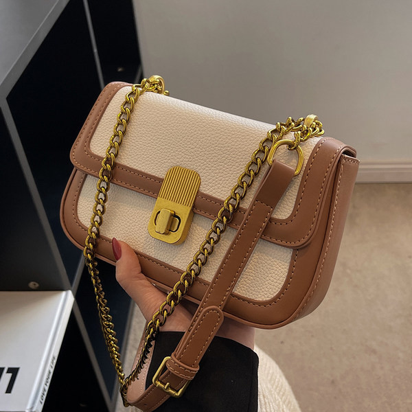 Bőr kézitáska fém lánccal