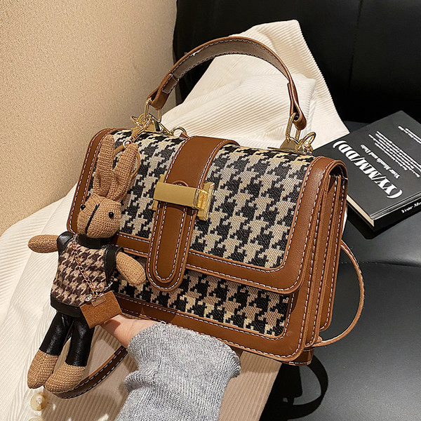 Ženska četvrtasta torba s ručkom za rame i magnetnom kopčom