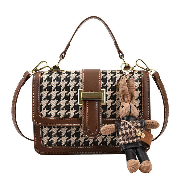 Ženska četvrtasta torba s ručkom za rame i magnetnom kopčom