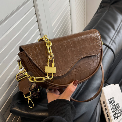 Moderna rokassomiņa no eko ādas melnā un brūnā krāsā