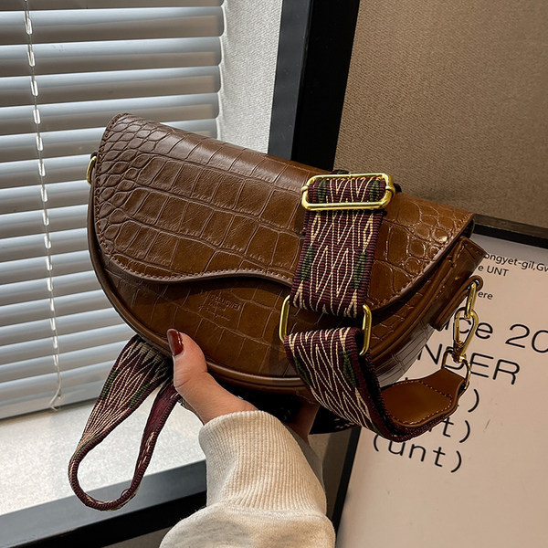 Moderna rokassomiņa no eko ādas melnā un brūnā krāsā