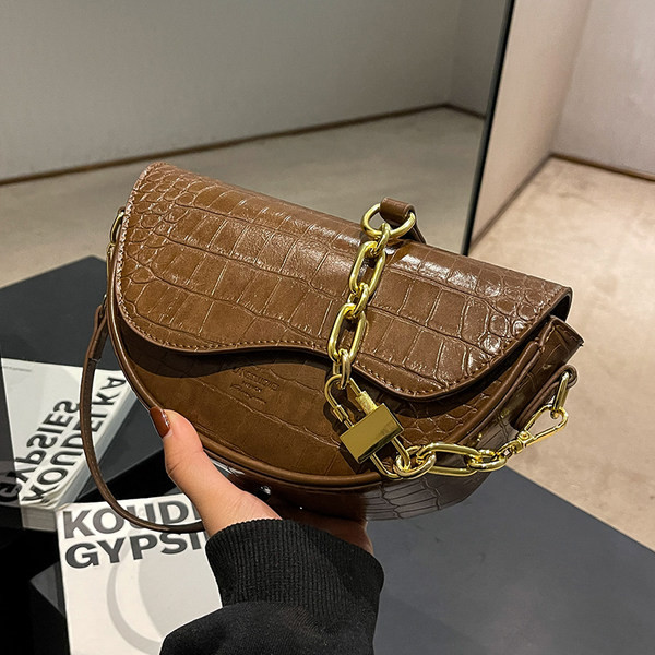 Moderna rokassomiņa no eko ādas melnā un brūnā krāsā