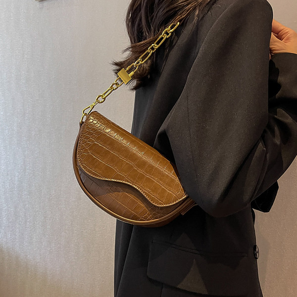 Moderna rokassomiņa no eko ādas melnā un brūnā krāsā