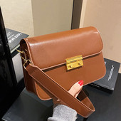 Rokassomiņa - ar metāla elementiem