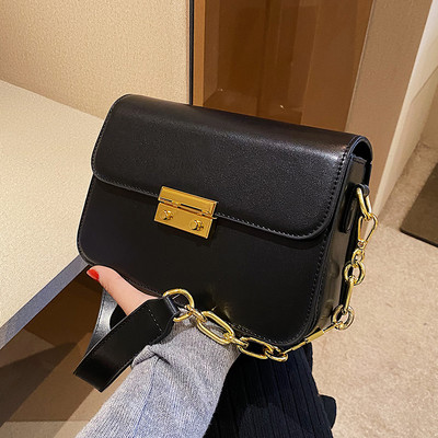 Rokassomiņa - ar metāla elementiem