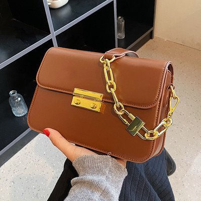 Rokassomiņa - ar metāla elementiem