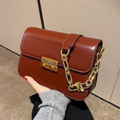 Rokassomiņa - ar metāla elementiem