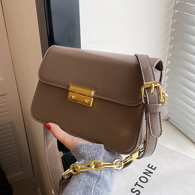 Rokassomiņa - ar metāla elementiem