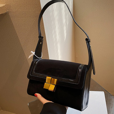 Kvadrātveida rokassomiņa ar plecu rokturi un magnētisko sprādzi