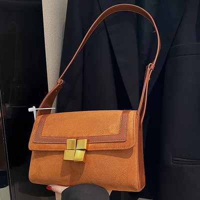 Kvadrātveida rokassomiņa ar plecu rokturi un magnētisko sprādzi