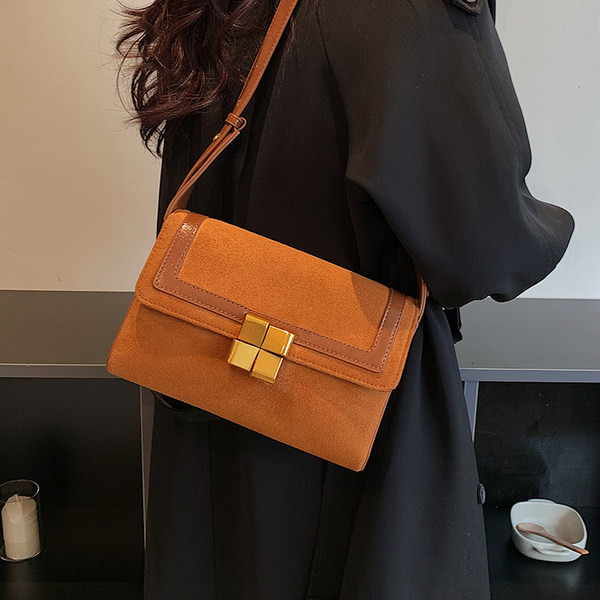 Kvadrātveida rokassomiņa ar plecu rokturi un magnētisko sprādzi