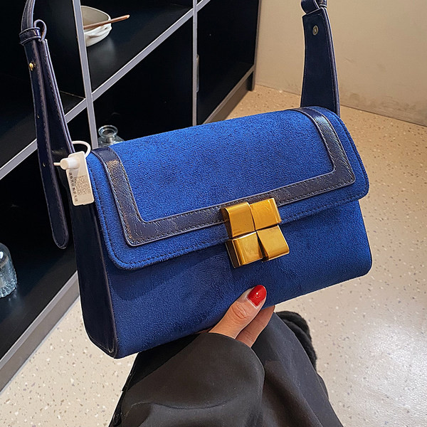 Kvadrātveida rokassomiņa ar plecu rokturi un magnētisko sprādzi