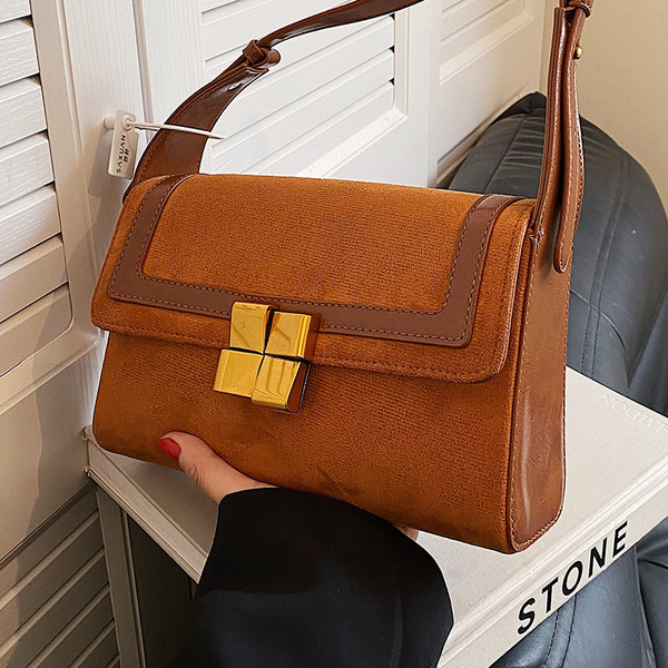 Kvadrātveida rokassomiņa ar plecu rokturi un magnētisko sprādzi