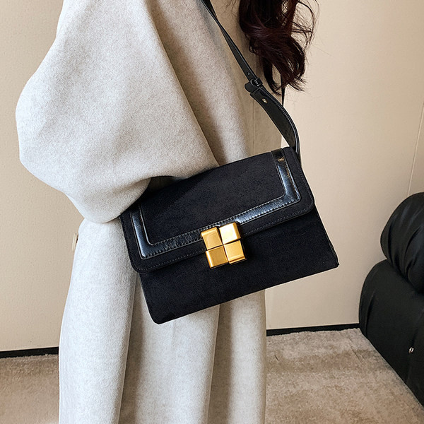 Kvadrātveida rokassomiņa ar plecu rokturi un magnētisko sprādzi