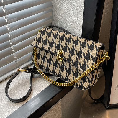 Ženska tekstilna torba sa metalnim elementima