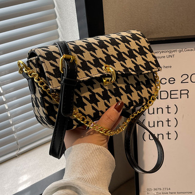 Ženska tekstilna torba sa metalnim elementima