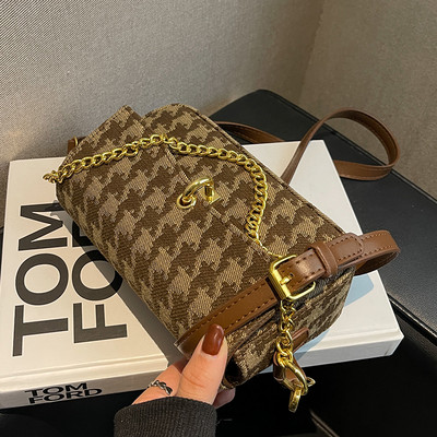 Ženska tekstilna torba sa metalnim elementima