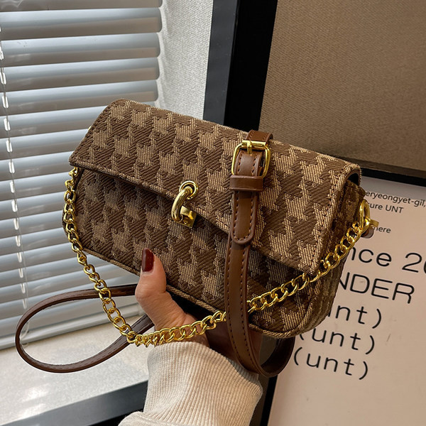 Ženska tekstilna torba sa metalnim elementima