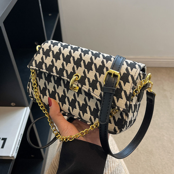 Ženska tekstilna torba sa metalnim elementima