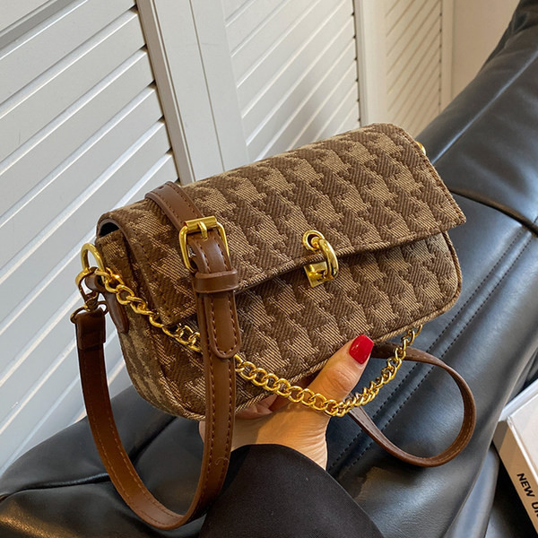 Ženska tekstilna torba sa metalnim elementima