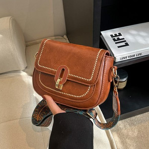 Ručna torbica sa širokom ručkom za rame i patentnim zatvaračem