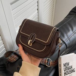 Ručna torbica sa širokom ručkom za rame i patentnim zatvaračem